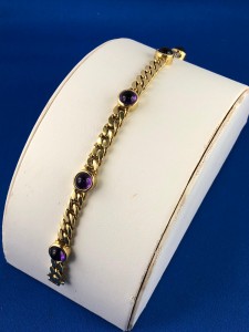 Goldenes Armband mit lila Steinen